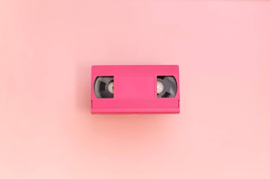 Pembe arka planda pembe video kaseti.
