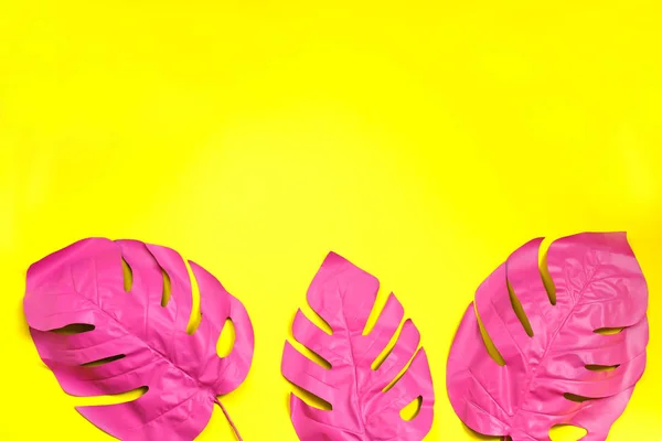 Tres hojas de palma tropical pintadas de monstera sobre fondo amarillo. concepto rosa de moda. minimalismo. Concepto de verano . —  Fotos de Stock