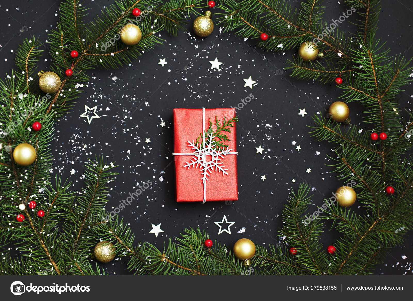 クリスマス手作りの赤いギフトボックスと雪のトップビュー ストック写真 C Ukrolenochka