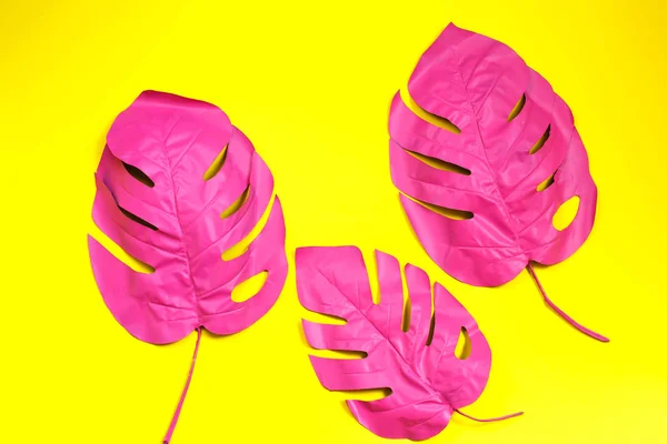 Tres hojas de palma tropical pintadas de monstera sobre fondo amarillo. concepto rosa de moda. minimalismo. Concepto de verano . —  Fotos de Stock