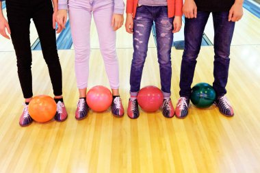 Topları ile bowling kulübünde dinlenme ve eğlenceli olan halkların Grubu