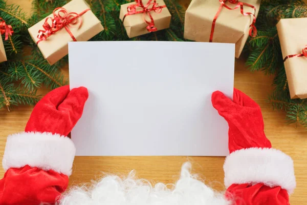 Noel Baba boş bir dilek liste onun elinde tutan