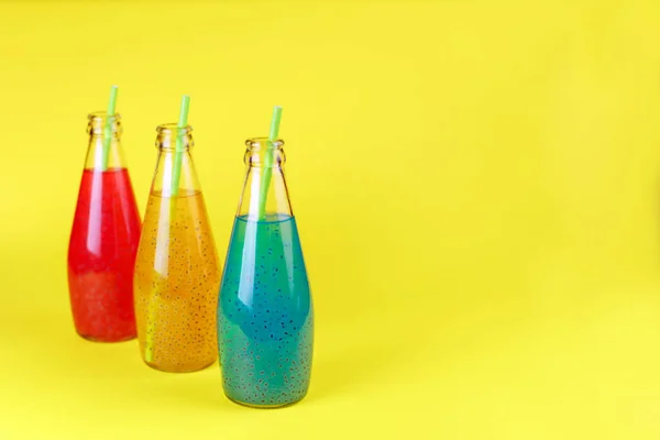 Bebidas de sementes de manjericão no fundo amarelo. Bebida fria de verão — Fotografia de Stock