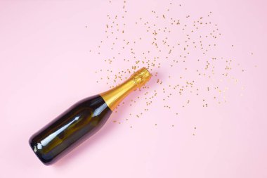 Şampanya şişesinin konfetili yaratıcı konsept fotoğrafı