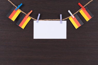 Almanya 'nın bayrakları ipe bağlanmış, beyaz kağıt üzerinde fotokopi alanı olan broşlarla.