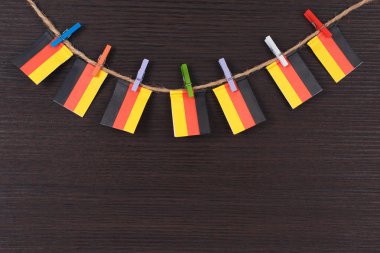 Alman bayrakları ahşap mandallarla bağlanmış çamaşır ipinde