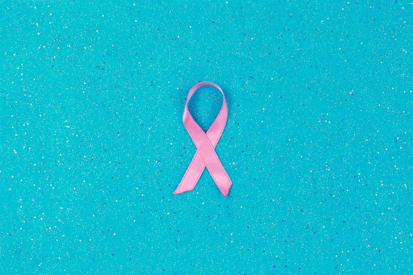 Концепция рака молочной железы: Розовая лента символизирует рак молочной железы — стоковое фото