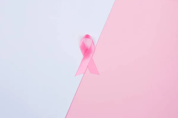 Cinta de satén rosa mes de conciencia del cáncer de mama . — Foto de Stock