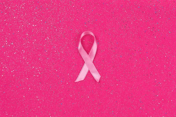 Roze satijn lint borstkanker bewustzijn maand. — Stockfoto