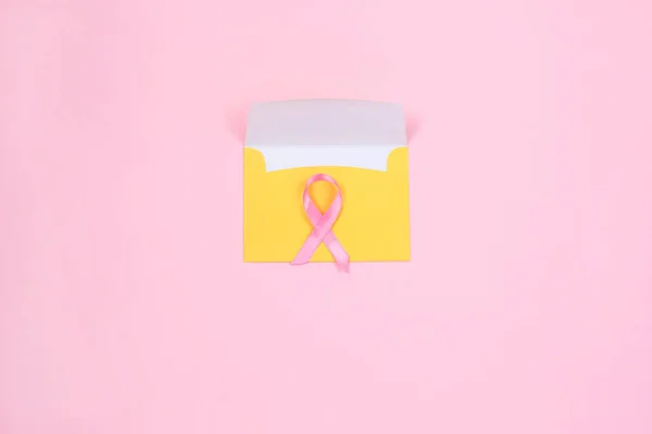Concetto di cancro al seno: nastro rosa e busta aperta simbolo del cancro al seno — Foto Stock