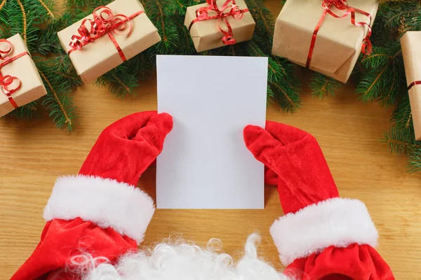 Primer plano de la carta de Navidad en las manos de Santa Claus —  Fotos de Stock