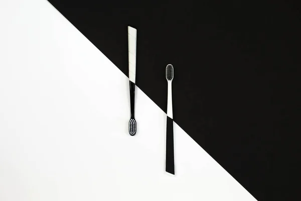 Handmatige tandenborstel set op witte en zwarte achtergrond. — Stockfoto