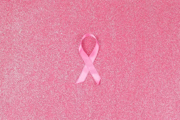 Розовая лента на розовом фоне. Концепция рака молочной железы — стоковое фото