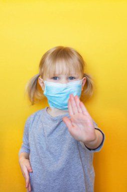 Coronavirus covid-19 'a karşı maske takan beyaz bir kız ve biyolojik silahtan kirlilik koruması. Koronavirüs ve salgın virüs belirtileri.