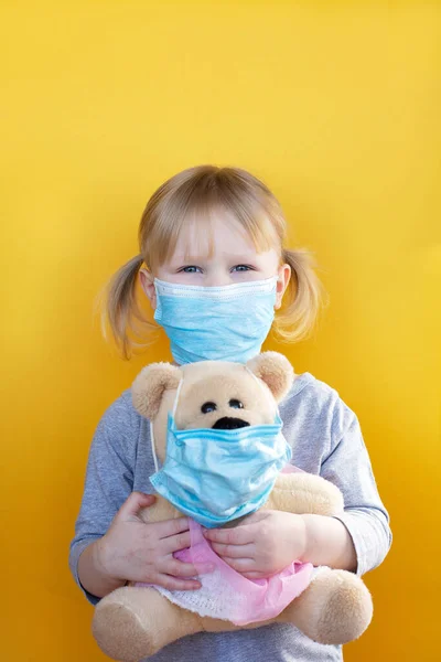 Llittle Girl Houdt Een Teddybeer Vast Beide Met Een Medisch — Stockfoto