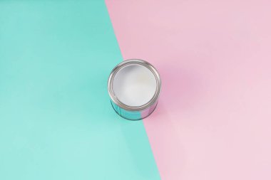 Renkli pastel arka planda beyaz boya ile kutuyu aç.