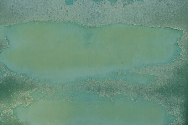 녹색 페인트가 벗겨져 있는 녹슨 금속 표면 — 스톡 사진