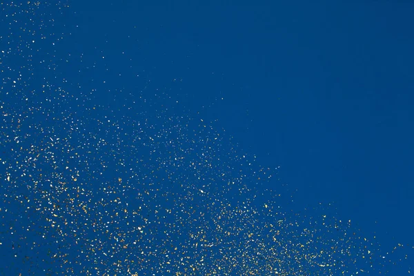 ブルーの背景にゴールドの輝き。休日の抽象的な質感 — ストック写真