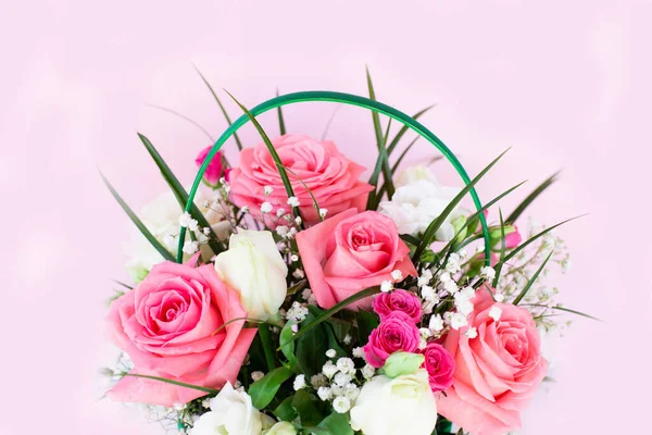 Pembe ve beyaz çiçekli güzel bir buket. Gül buketi. Doğum günü, Anneler, Sevgililer Günü, Kadınlar, Düğün Günü konsepti.