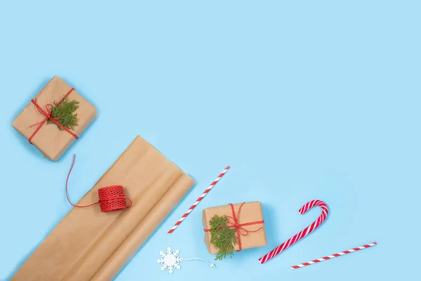 Envolvendo presentes de Natal em papel artesanal com acessórios ecológicos — Fotografia de Stock