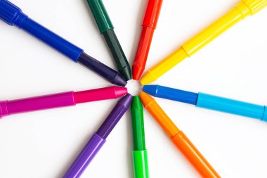 Beyaz arkaplana çizim yapmak için renkli mum boya kalemleri.