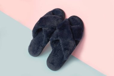 Renkli arka planda mavi ev terlikleri.