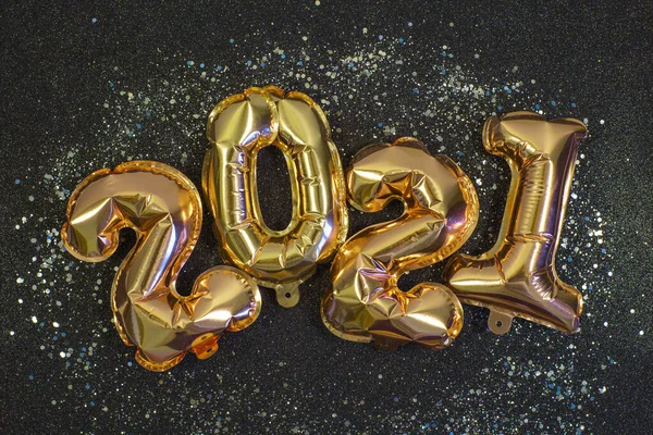 Palloncini di lamina d'oro sotto forma di numeri 2021. — Foto Stock