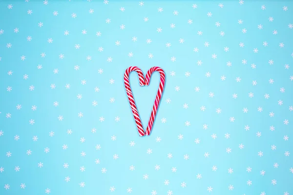 Primer plano de Candy Cane en forma de corazón con copos de nieve. — Foto de Stock