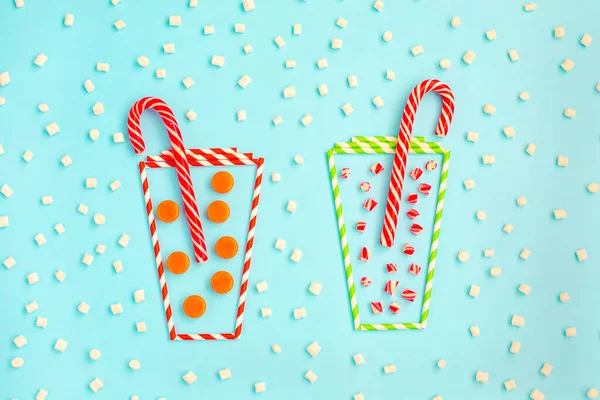 Tasse Heißgetränke zu Weihnachten mit Eibisch und Karamell. — Stockfoto