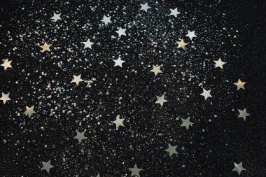 Noel Gümüş Yıldızları ve siyah arka planda parlayan daireler. Tasarım elemanı. Siyah arkaplanda gümüş tanecikli soyut doku.