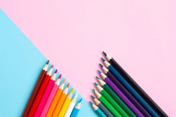 파란색과 분홍색 배경에는 색연필이 있습니다 학교와 사무실 액세서리 — 스톡 사진