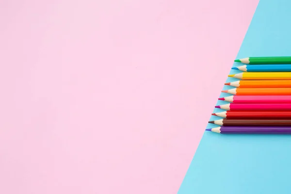 Farbstifte Auf Blauem Und Rosa Hintergrund Schul Und Bürozubehör Schulkonzept — Stockfoto