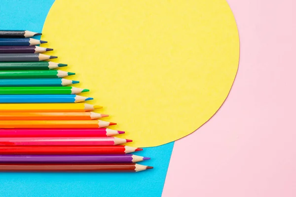 Regenbogen Buntstifte Auf Kreativem Farbigen Hintergrund Konzept Der Kunstvermittlung — Stockfoto