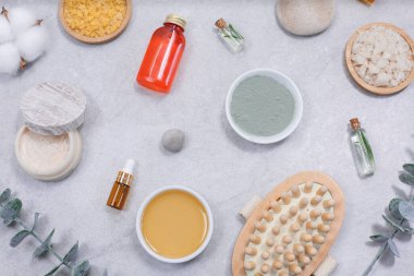 Işık taşı masada vücut bakımı ve doğal kozmetik için çevre dostu süngerler. Kişisel bakım için sıfır atık konsepti. Plastiksiz, organik, vücut bakımı ürünleri .