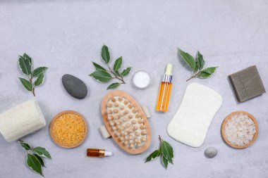 Işık taşı masada vücut bakımı ve doğal kozmetik için çevre dostu süngerler. Kişisel bakım için sıfır atık konsepti. Plastiksiz, organik, vücut bakımı ürünleri .