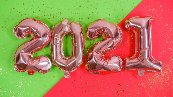 Palloncini Stagnola Sotto Forma Numeri 2021 Sfondo Verde Rosso Coriandoli — Foto Stock