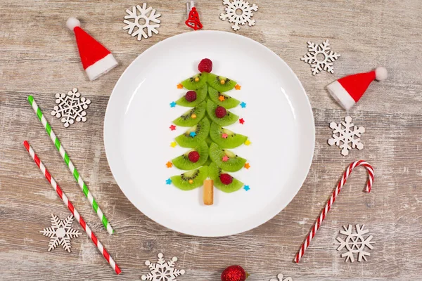 Árbol Navidad Hecho Rodajas Kiwi Sobre Mesa Madera Idea Creativa — Foto de Stock