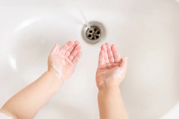 Criança Lavar Mãos Com Sabão Sob Torneira Para Evitar Qualquer — Fotografia de Stock