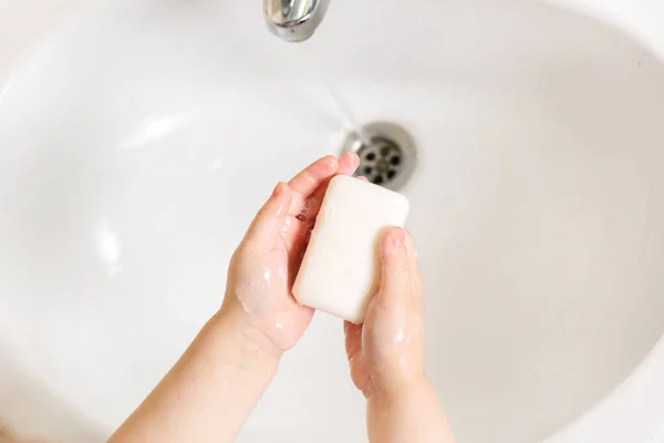 Lavarsi Mani Con Sapone Sotto Rubinetto Prevenire Qualsiasi Infezione Bambino — Foto Stock