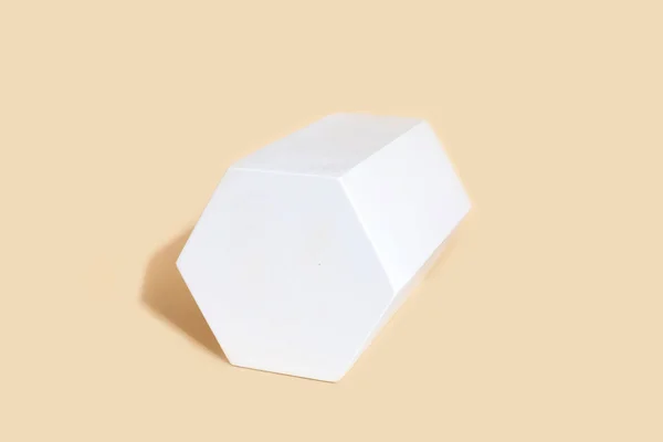 Figura Geométrica Prisma Hexaconal Color Blanco Que Moldea Forma Sobre — Foto de Stock