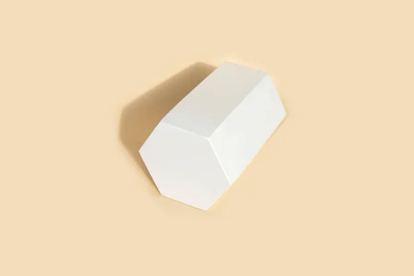 Figura Geométrica Prisma Hexaconal Color Blanco Que Moldea Forma Sobre — Foto de Stock