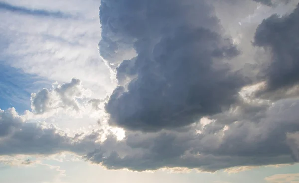 Des Nuages Dramatiques Ciel Couvert Avec Des Nuages Fonces Le Nuage Gris Avant La Pluie Resume Lumineux Stock Photo