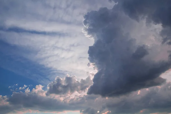 Des Nuages Dramatiques Ciel Couvert Avec Des Nuages Fonces Le Nuage Gris Avant La Pluie Resume Lumineux Stock Photo