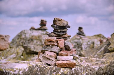 Dağlardaki birkaç taş piramidin kavramsal bileşimi. Dağlardaki arzupiramitleri.