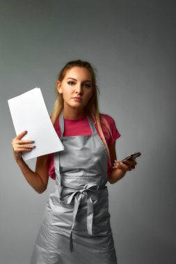 Kız Yönetici uygulamaları takip eder