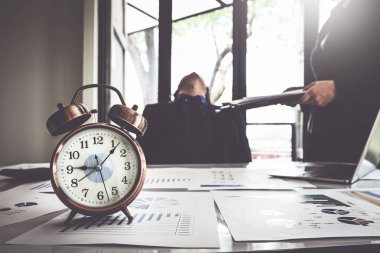 İş adamı danışmanı ve ortaklarla birlikte sabaha kadar mesai yapacağız. finans, vergi, muhasebe, istatistik ve analitik araştırma, buluşma kavramı