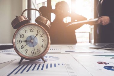 İş adamı danışmanı ve ortaklarla birlikte sabaha kadar mesai yapacağız. finans, vergi, muhasebe, istatistik ve analitik araştırma, buluşma kavramı