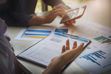 İşadamı, matematik finansmanı için hesap makinesi ve dizüstü bilgisayar kullanarak ofis ve iş geçmişi, vergi, muhasebe, istatistik ve analitik araştırma konseptini kapatır.