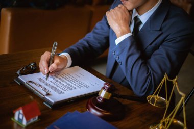 Avukat iş adamı, ofis işyerinde danışman avukat konsepti için sözleşme yazıyor..