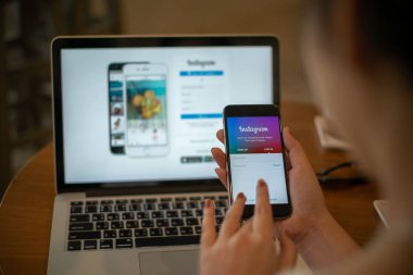 Chiang Mai, Tayland - 14 Mayıs 2018: instagram uygulamasının giriş ekranı ile iphone tutan bir kadın el. Instagram en büyük ve en popüler fotoğraf sosyal ağ olduğunu.